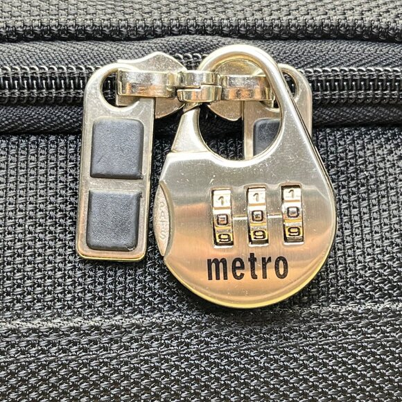 Metro XP Men’s Black Nylon Multi-Compartment Lock Secure Zip Travel Duffel Bag - Picture 5 of 15